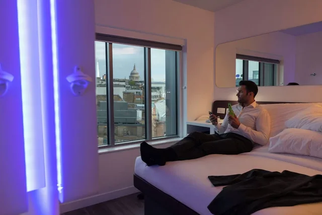 غرفة بريميوم بسرير كوين بإطلالة على المدينة، YOTEL London City, Select by Hilton 3/7