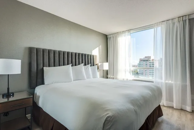 جناح بسرير كينج بغرفة نوم واحدة، Carmana Hotel and Suites 1/3