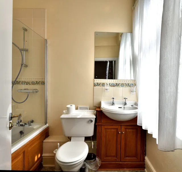 Superior, Queen Bed, Queens Court Hotel 4/4