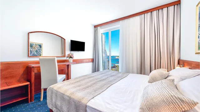غرفة بسرير مزدوج أو سريرين منفصلين بإطلالة على البحر بشرفة، Hotel Komodor 4/10