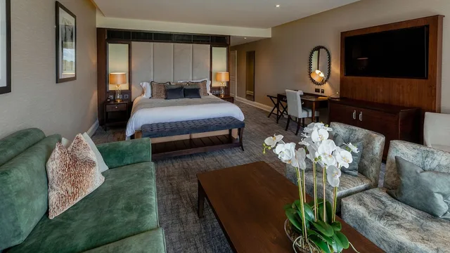 غرفة سوبيريور بسرير كينج بشرفة، Rockliffe Hall 1/1