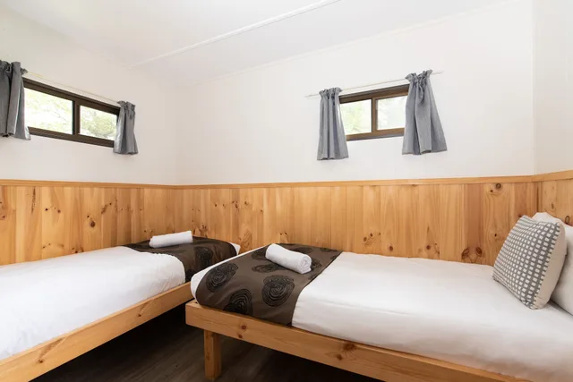 كابينة بسرير مزدوج وسريرين منفصلين، Adelaide Caravan Park 3/5