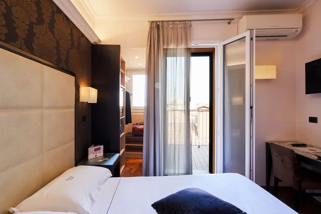 Room, French Bed, with View، Touring Hotel Bologna 5/8