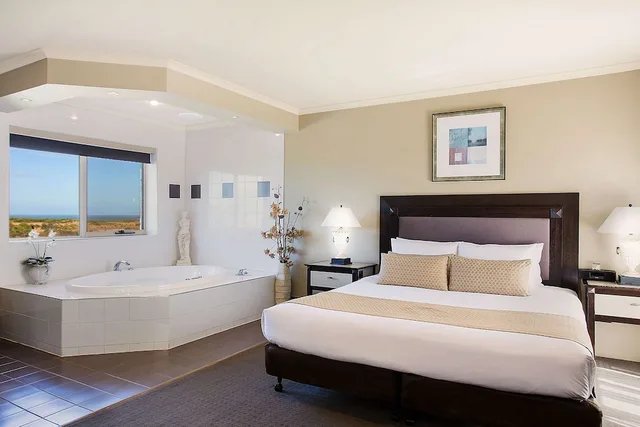Spa, Premium, Suite, King Bed, Sofa، Comfort Inn On Raglan 3/10