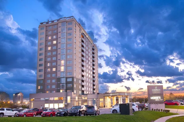 غرفة بسرير كينج، Sandman Signature Toronto Airport Hotel 1/2