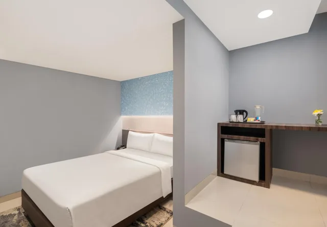 Room, Queen Bed, favehotel PGC Cililitan 3/5