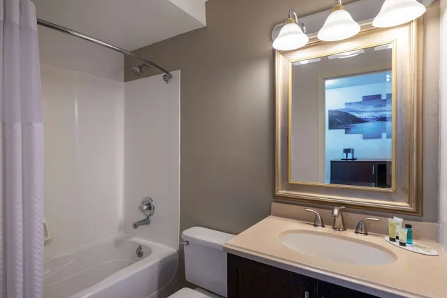 1 Bedroom, Suite, 2 Queen Beds, Water View، Ramada by Wyndham Juneau 4/4