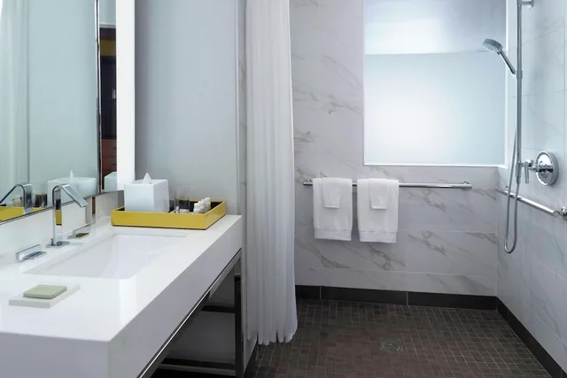غرفة بسرير كينج لذوي الإعاقة، RENAISSANCE ATLANTA AIRPORT GATEWAY HOTEL 3/5