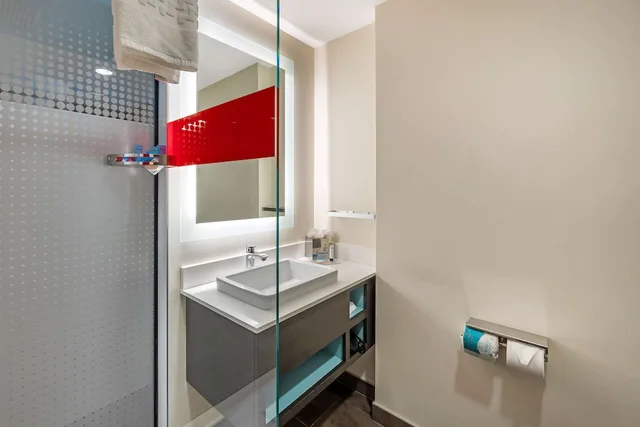 غرفة قياسية بسرير كينج بشرفة، Best Western Premier Springfield Plaza District Hotel 3/3