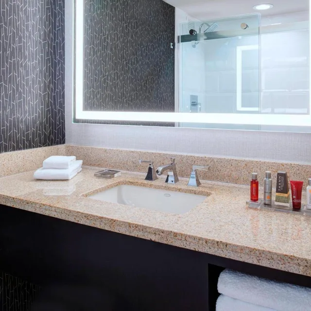 غرفة بسرير كينج أو سرير مزدوج، Kansas City Airport Marriott 4/7