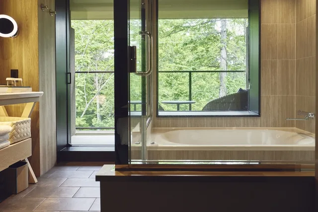غرفة قياسية بسرير كينج بإطلالة على النهر بحوض استحمام، Hotel Indigo Karuizawa 6/6
