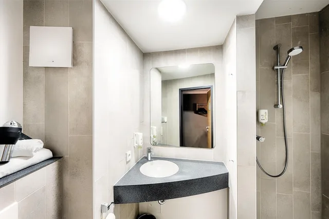 غرفة رباعية بسرير كوين وسرير بطابقين، B&B Hotel Bonn 6/10