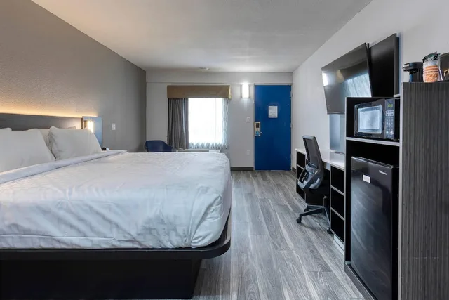 غرفة قياسية بسرير كينج، Clarion Pointe Decatur River City 6/10