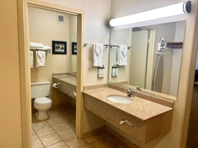 جناح بغرفة نوم واحدة مع أريكة، Holiday Inn Spearfish-Convention Center 2/3