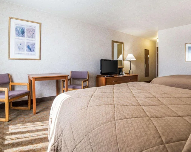 غرفة بزنس بسريرين كوين، Quality Inn Homestead Park 9/9