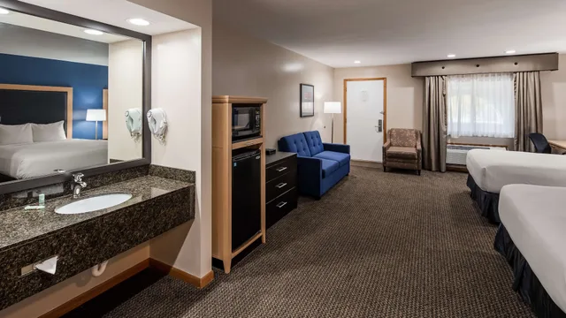 غرفة قياسية بسريرين كوين بإطلالة على النهر بشرفة مع أريكة، Best Western River Terrace 8/8