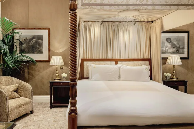 Master, Suite, King Bed, Rubens At the Palace 2/4