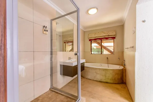 غرفة فاخرة بسرير كينج، Zebrina Guest House 5/5