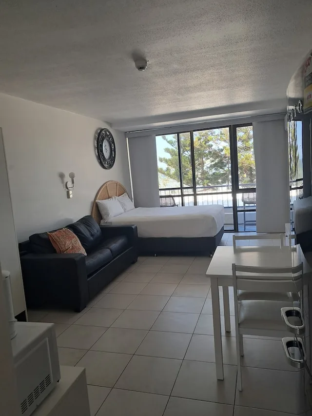 غرفة بسرير كوين وسرير فردي بإطلالة على البحر، BAYVIEW TOWER 10/10
