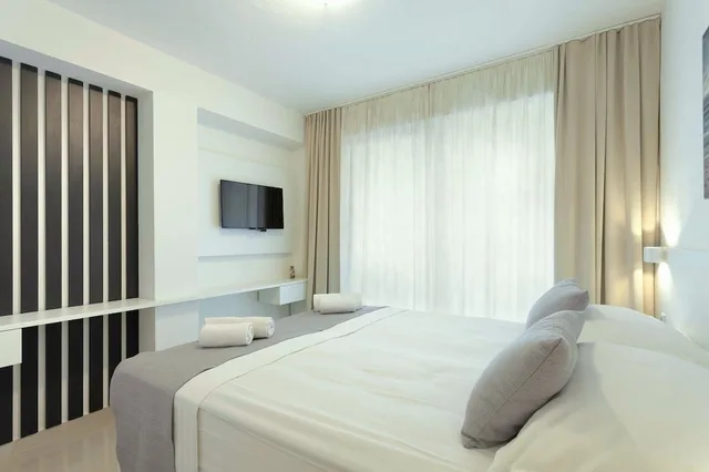 Standard, Queen Bed, Balcony, Sunset Split 3/10