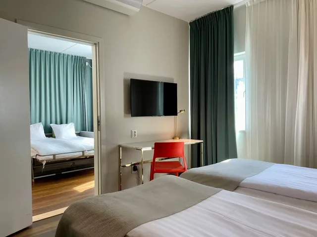 غرفة عائلية بسريرين منفصلين وسرير بطابقين مع أريكة، Quality Globe Hotel 2/6