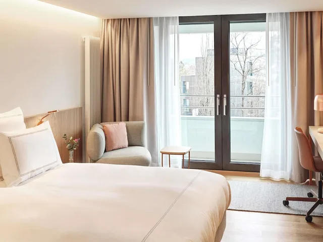 غرفة بريميير صغيرة بسرير مزدوج بشرفة، Swissotel Kursaal Bern 1/4