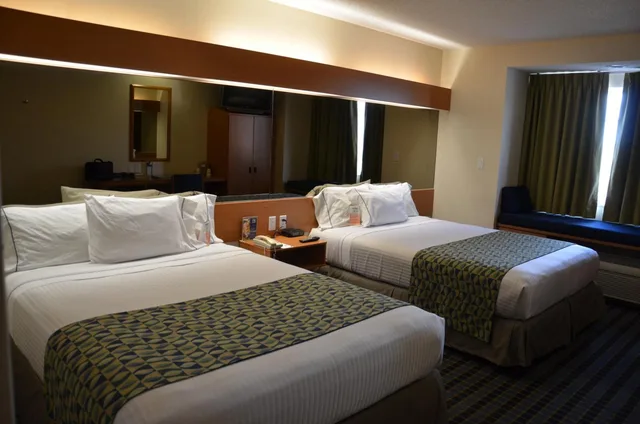 غرفة ديلوكس بسرير كوين لذوي الإعاقة، Microtel Inn and Suites by Wyndham Chihuahua 3/8
