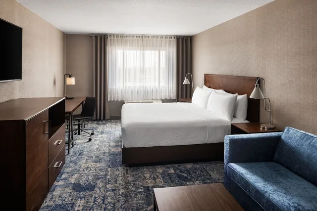 غرفة تقليدية بسرير كينج مع أريكة، Four Points by Sheraton Edmonton South 2/5