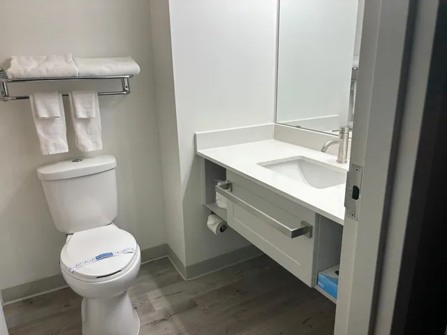 غرفة بسرير كينج وسريرين كوين، Ramada by Wyndham Estevan 2/2