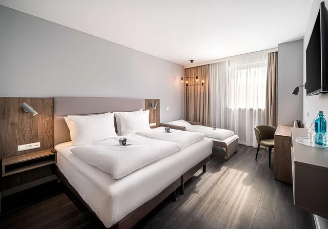 غرفة قياسية ثلاثية بسرير مزدوج مع أريكة، elaya hotel oberhausen, Trademark by Wyndham 1/3
