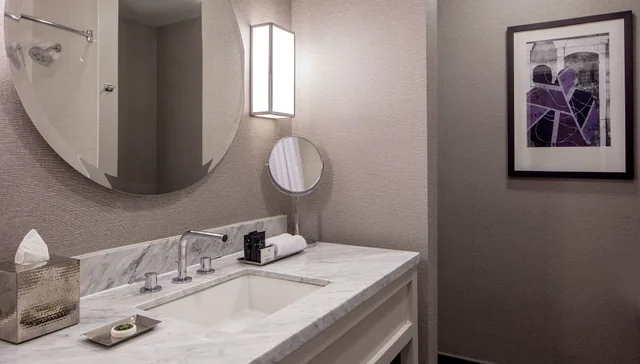 Room, King Bed, Bourbon Street View, Hyatt Centric French Quarter New Orleans 4/4