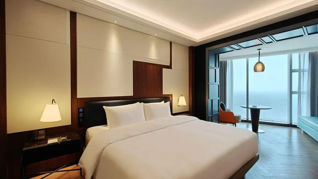 غرفة بريميير بسرير كوين بإطلالة على البحر، Furama Beihai 1/2