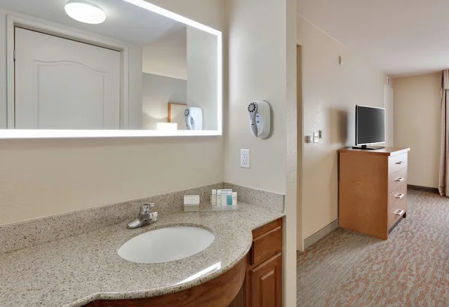 2 Bedrooms, Suite, 2 King Beds, 1 King and 2 Queen Beds, 2 Bathrooms, Sofa، Homewood Suites By Hilton San Diego-Del Mar 2/2
