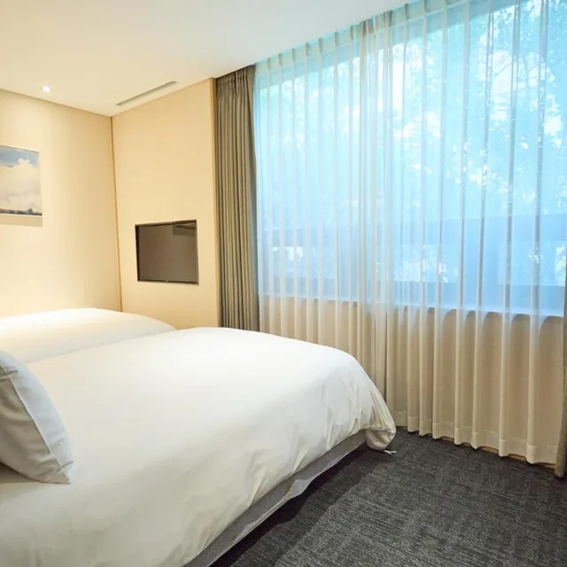 جناح بسريرين مزدوجين بشرفة بمنطقة جلوس، ACUBE HOTEL 3/10