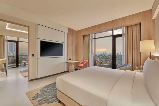 جناح بريميوم بسرير كينج بشرفة بمنطقة جلوس، Hilton Gurugram Baani City Centre 1/3