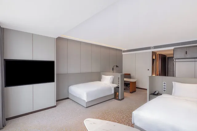 غرفة قياسية بسريرين مزدوجين مع دخول صالة النادي، Crowne Plaza Qingdao Jinshui 1/4