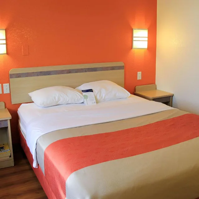 غرفة بسرير كوين للمدخنين، Motel6 Enfield, CT - Hartford 3/9