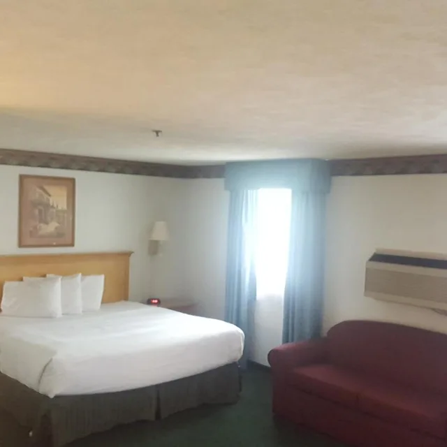 جناح استوديو تنفيذي بسرير كينج لذوي الإعاقة، Baymont by Wyndham Coeur d'Alene 2/6