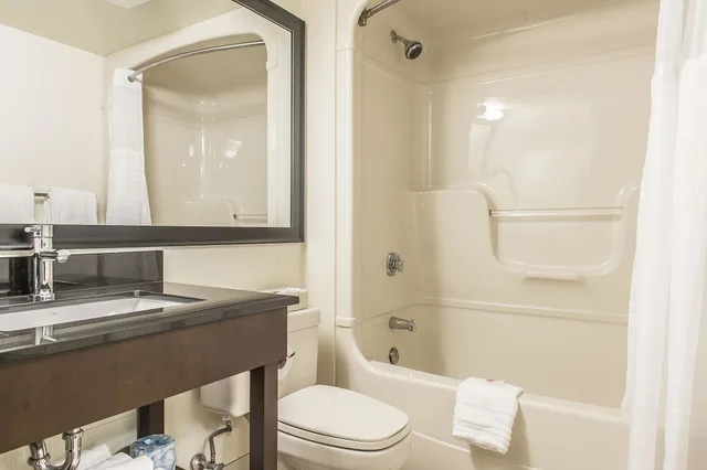 Deluxe, 2 Double Beds, Ground Floor, Comfort Inn Sept Iles QC 2/2