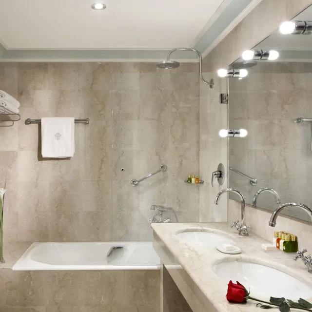 غرفة ديلوكس تنفيذية مزدوجة بإطلالة على البحيرة، Hotel Splendide Royal Lugano 4/6