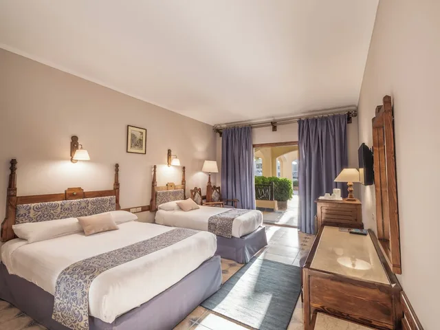 غرفة بريميوم بإطلالة على المسبح، Sunny days Palma De Mirette Resort 1/7
