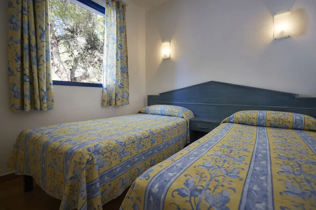 بنغل بسريرين منفصلين بشرفة مع أريكة، Insotel Club Maryland 1/3