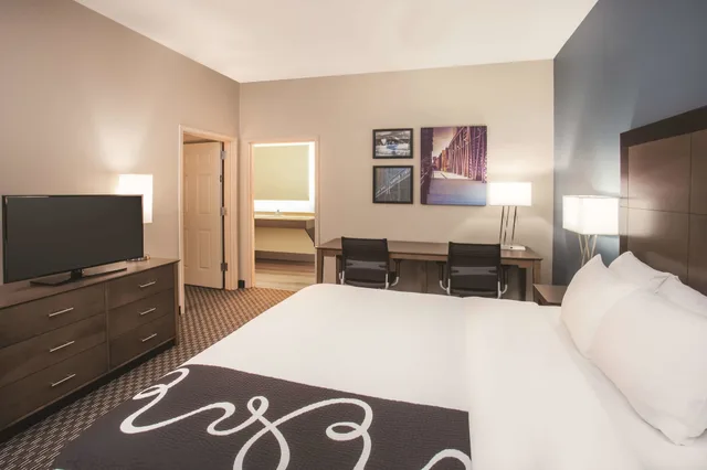 جناح بسرير كينج وسرير كوين بغرفة نوم واحدة مع سرير سحّاب إضافي، La Quinta Inn Suites By Wyndham Chicago Downtown 6/10