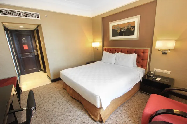 غرفة ديلوكس بسرير كوين بإطلالة على المدينة بغرفة نوم واحدة، Hotel Ciputra Semarang managed by Swiss-Belhotel International 2/7
