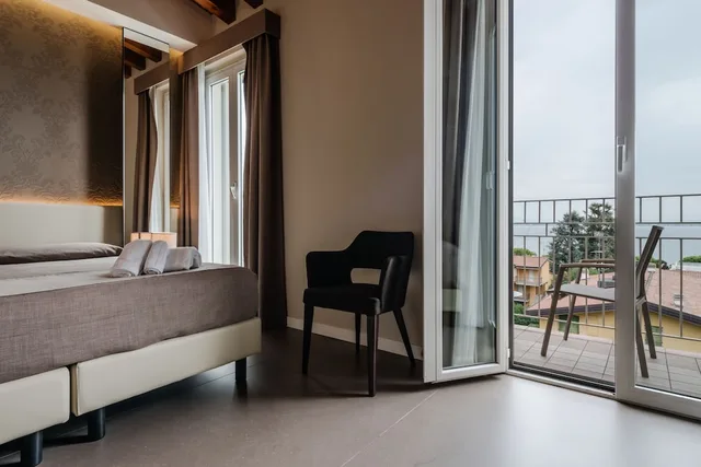 غرفة بسرير مزدوج بإطلالة على البحيرة بشرفة، Hotel Palazzo Del Garda (ex Hotel Armony) 5/5