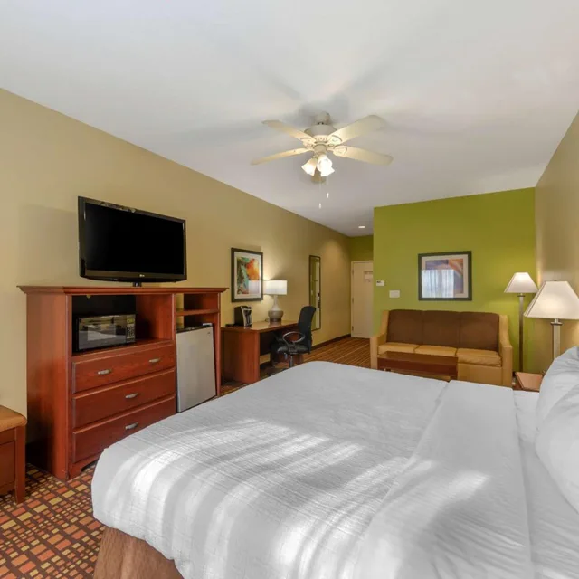 غرفة بسرير كينج مع أريكة، Best Western Plus Gadsden Hotel & Suites 2/8
