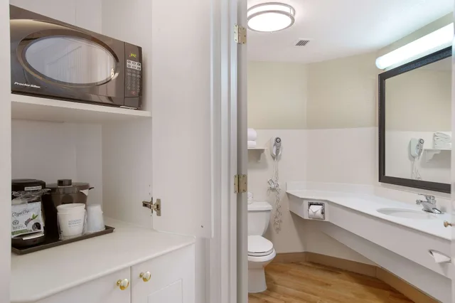غرفة بسرير كينج لذوي الإعاقة، La Quinta Inn & Suites by Wyndham Ft. Lauderdale Airport 3/3