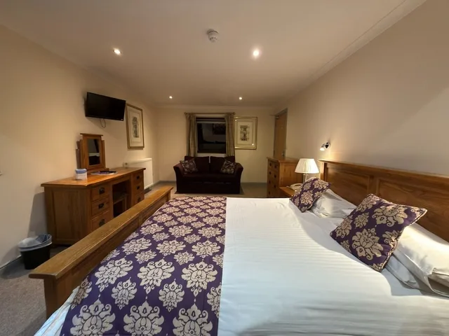 غرفة عائلية بسرير مزدوج مع أريكة في الطابق الأرضي، Belvilla Inverness Craigmonie Hotel 5/7