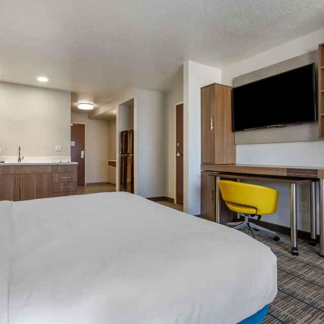 غرفة قياسية بسرير كينج لذوي الإعاقة، MainStay Suites Coeur d Alene, ID 3/6