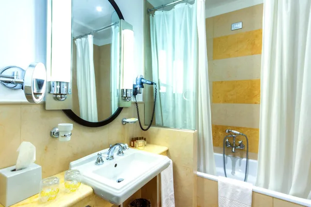 غرفة ثلاثية، Grand Hotel Savoia Genova, Curio Collection by Hilton 6/6